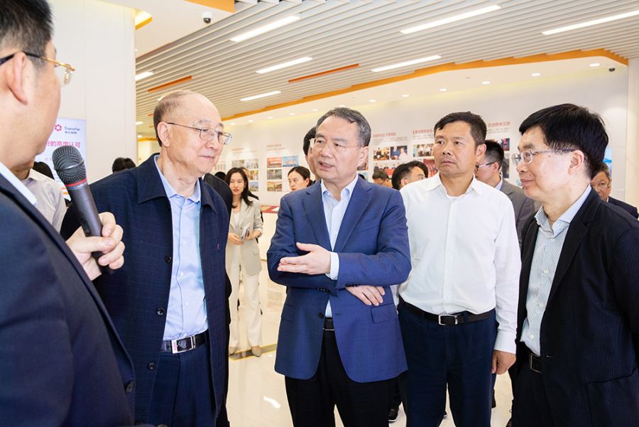董事長交流近景或特寫1(1).jpg